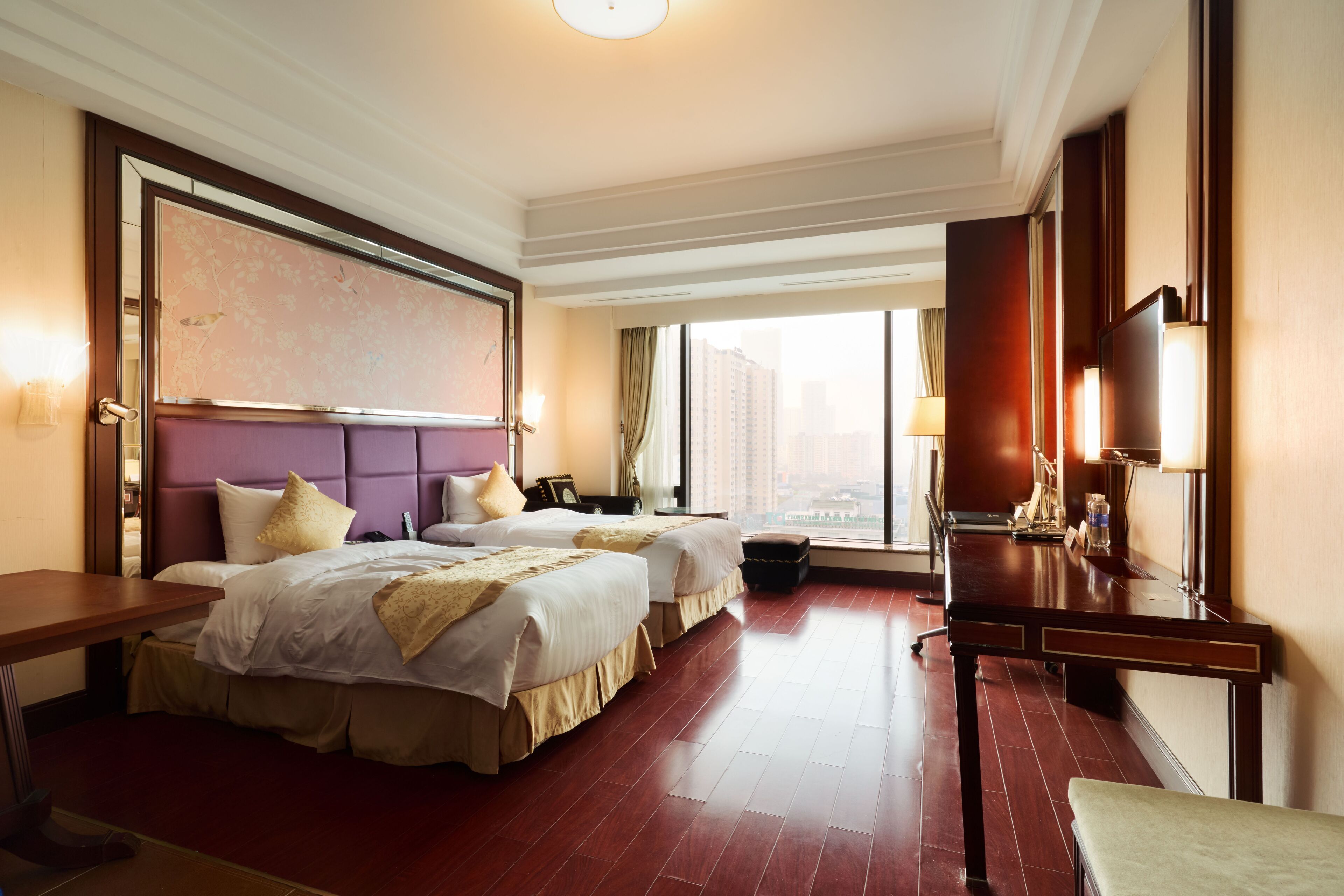 Deluxe Twin Room | Minibar, in-room safe, desk, blackout drapes