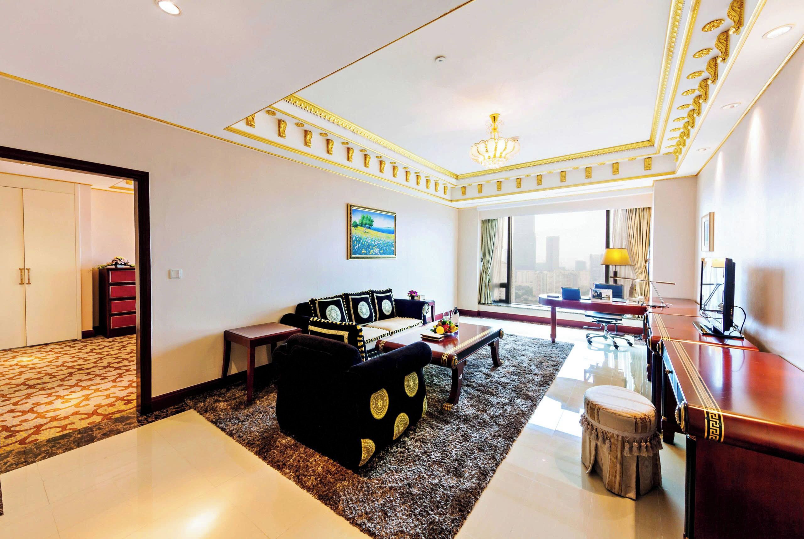 Executive Suite | Minibar, in-room safe, desk, blackout drapes