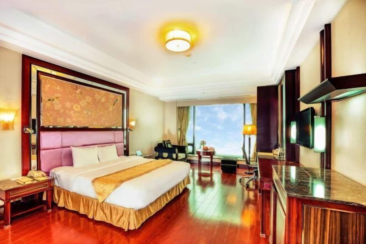 Minibar, in-room safe, desk, blackout curtains