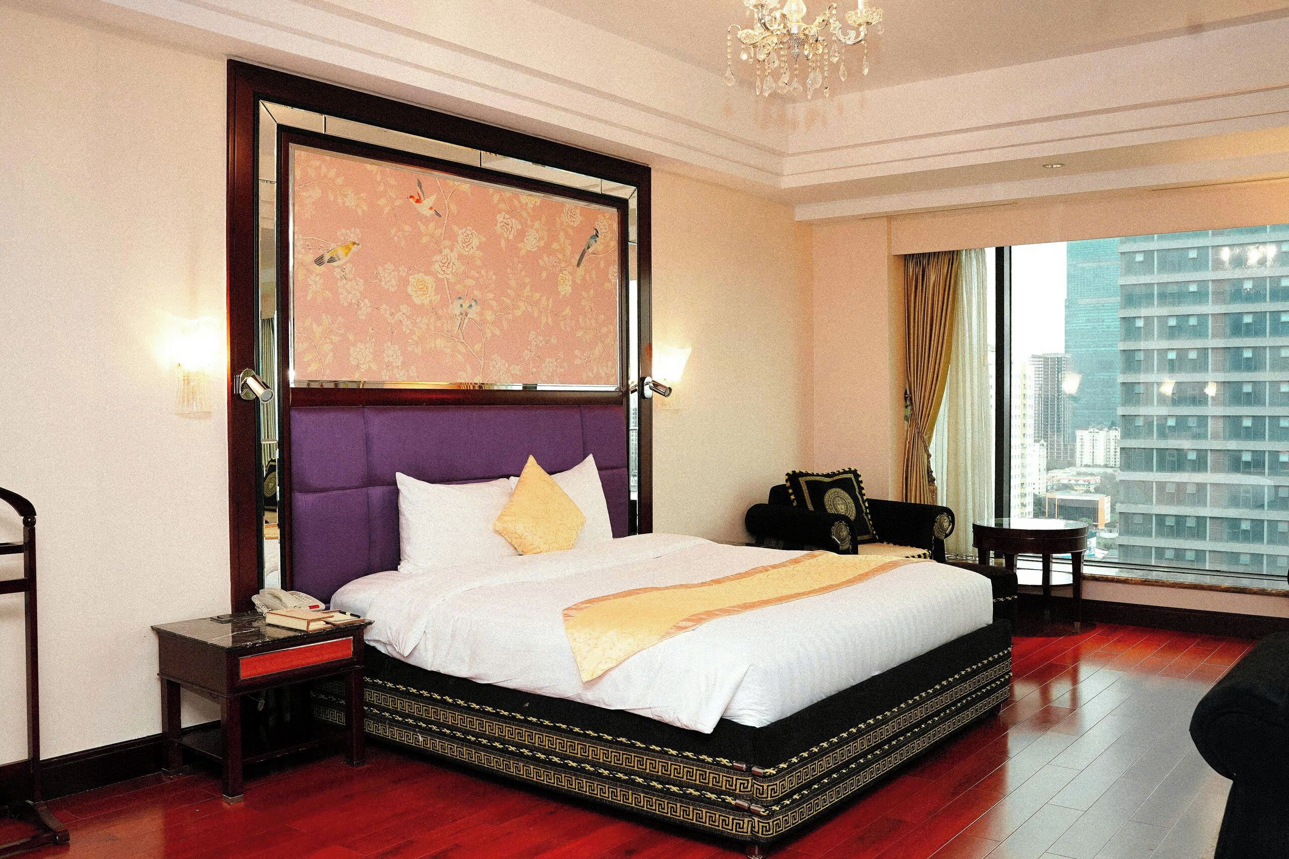 Parlor Suite | Minibar, in-room safe, desk, blackout drapes