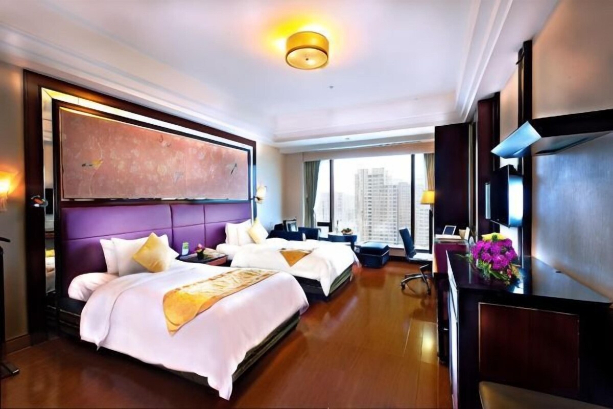 Hypo-allergenic bedding, minibar, in-room safe, desk