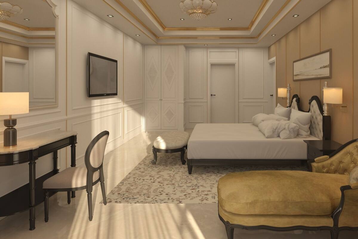 Een hotelkamer met een bed, een bureau, een stoel en een bank.