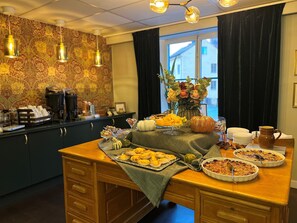 Free daily buffet breakfast