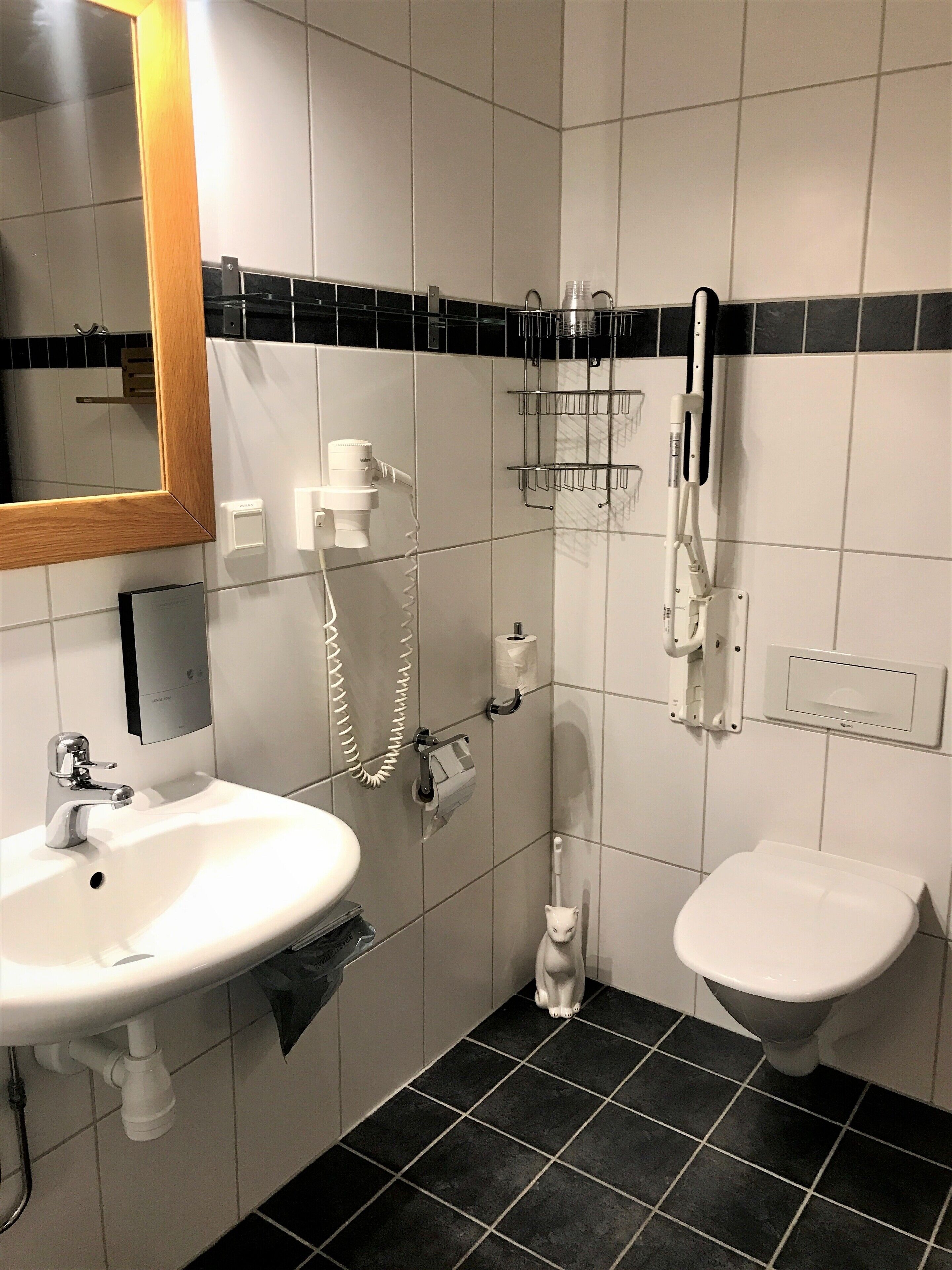 family apartment, kitchen, courtyard area | bathroom | hair dryer, towels, soap, shampoo