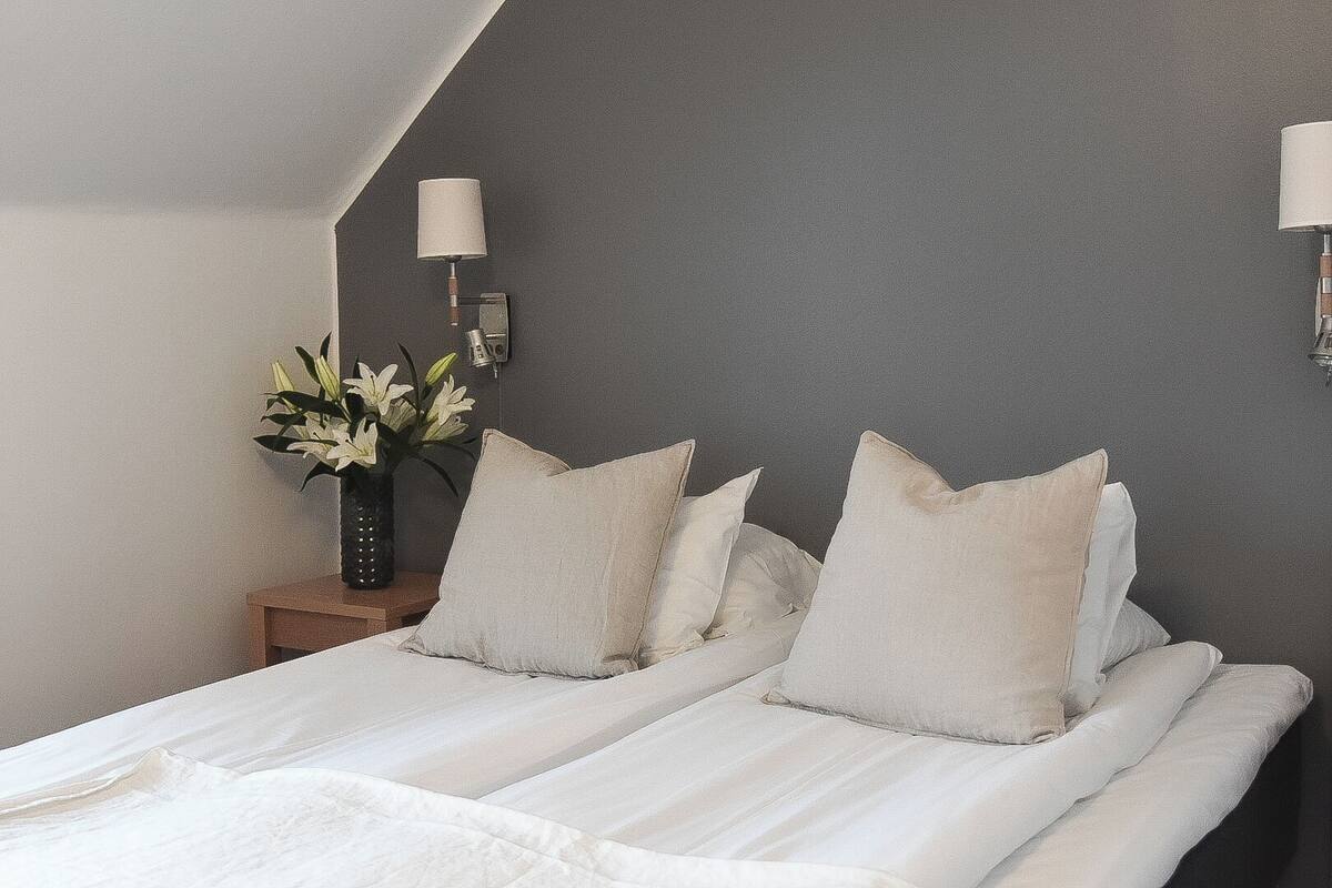 economy room, shared bathroom | 1 bedroom, in-room safe, individually decorated, desk