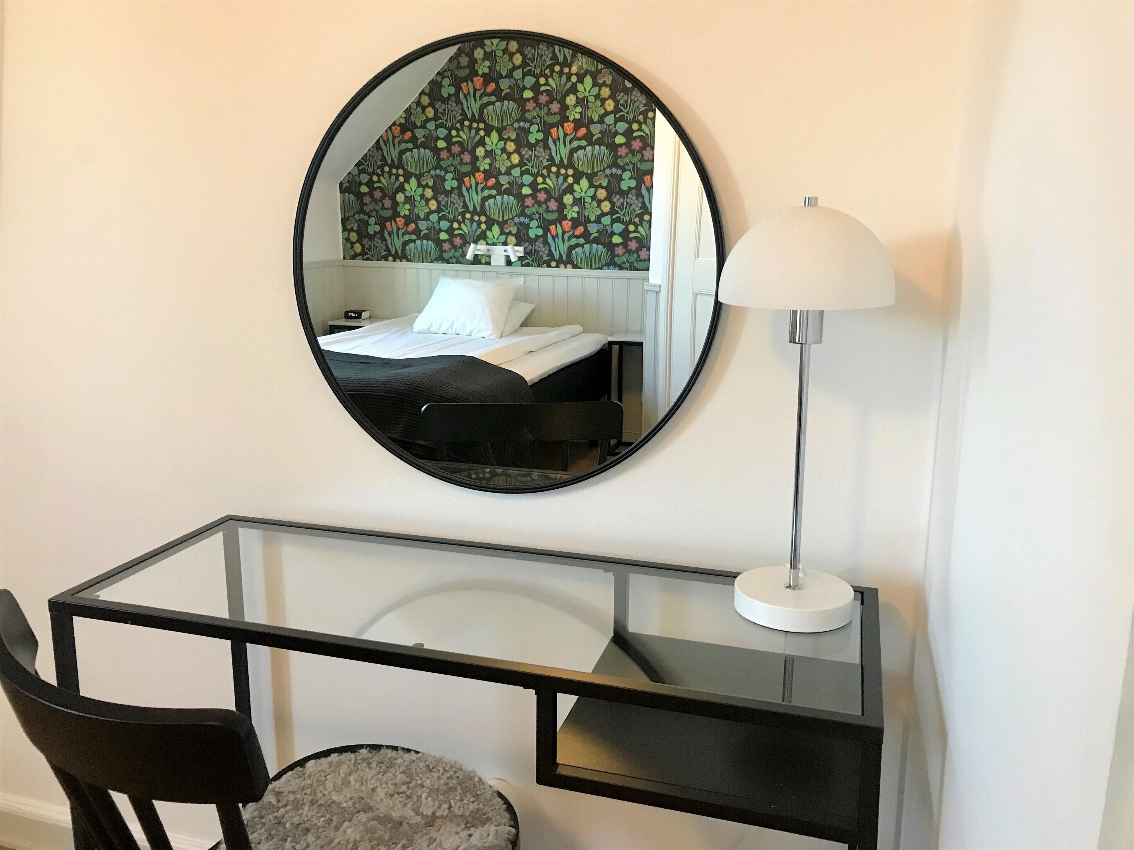 superior single room, 1 double bed | 1 bedroom, in-room safe, individually decorated, desk