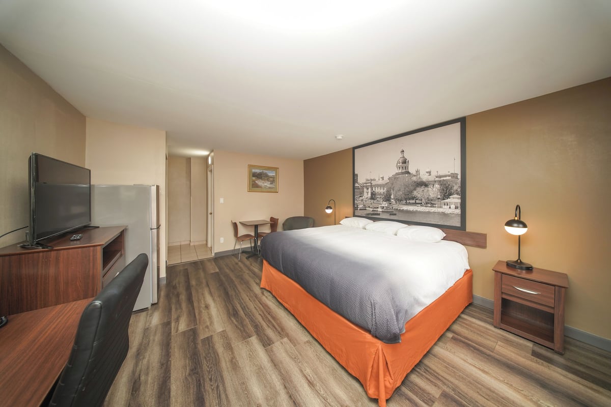 Room, 1 King Bed, Non Smoking | Desk, iron/ironing board, free WiFi, bed sheets