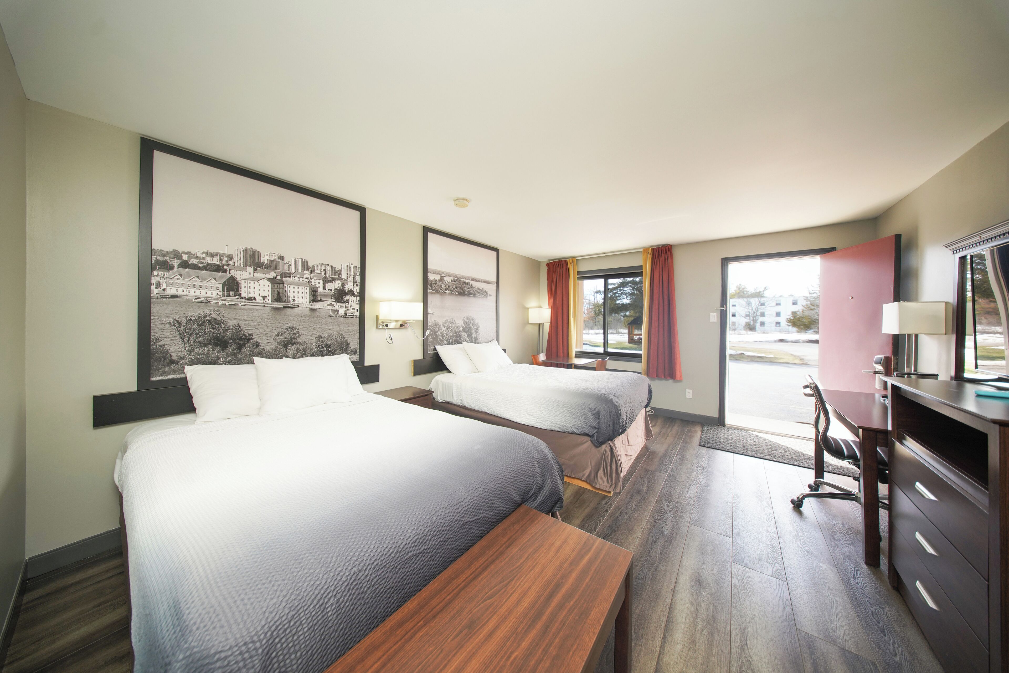 Efficiency, 客房, 2 張標準雙人床, 非吸煙房 | 書桌、熨斗/熨衣板、免費無線上網、床單