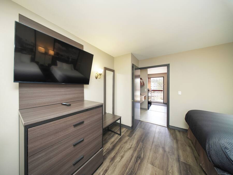 Een bureau, een strijkplank/strijkijzer, gratis wifi, beddengoed