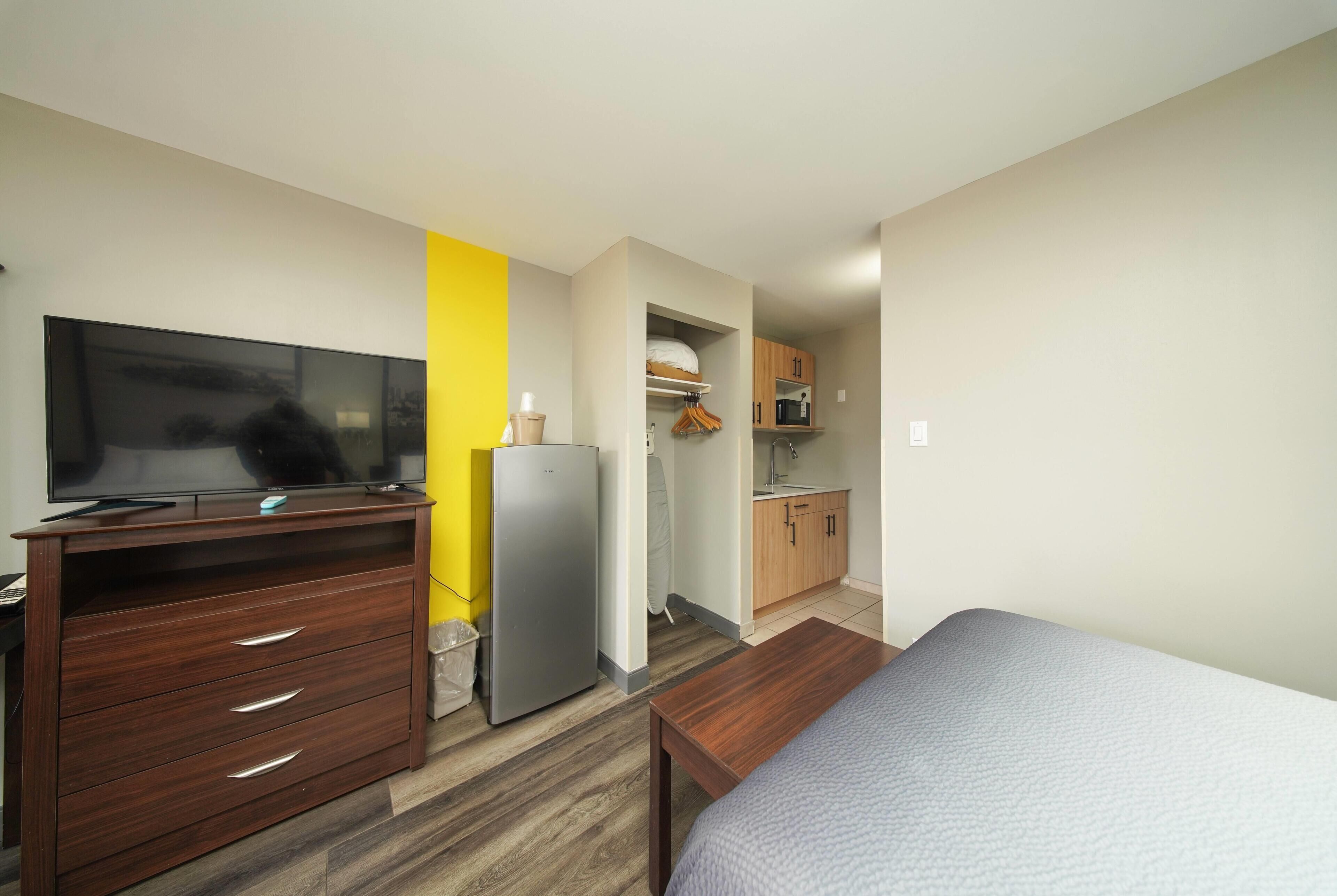 Escritorio, tabla de planchar con plancha, wifi gratis y ropa de cama 