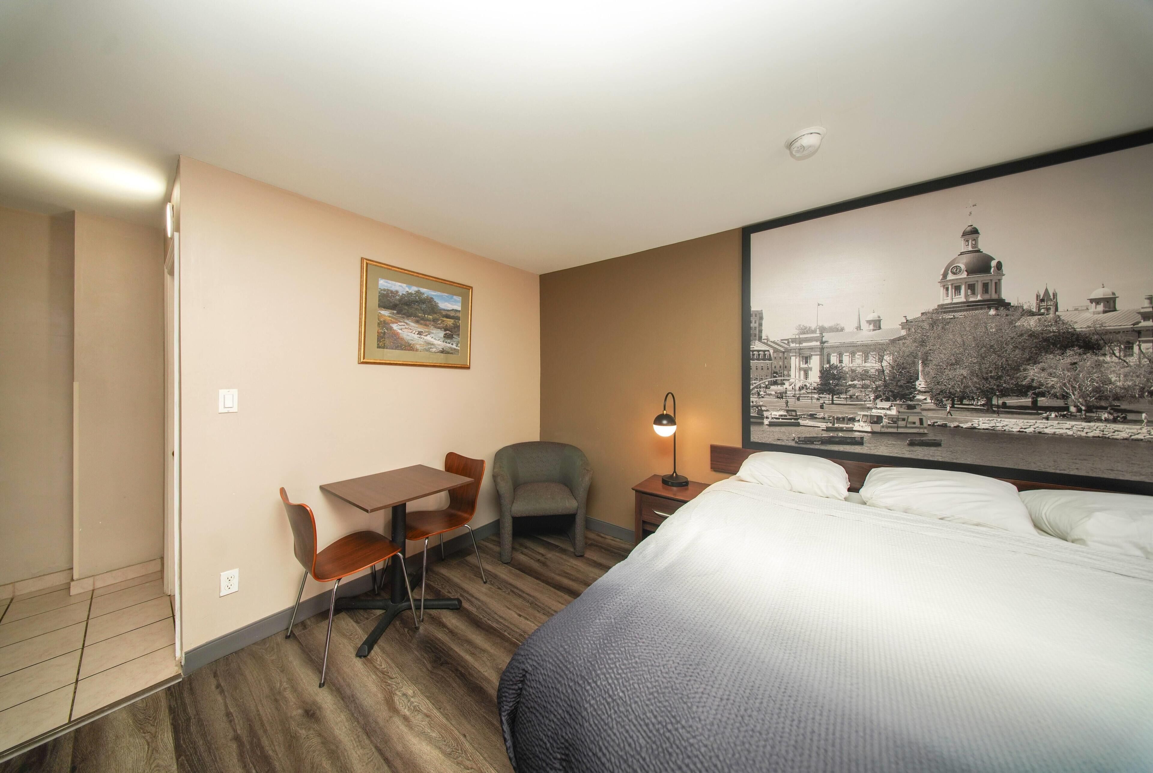 Escritorio, tabla de planchar con plancha, wifi gratis y ropa de cama 