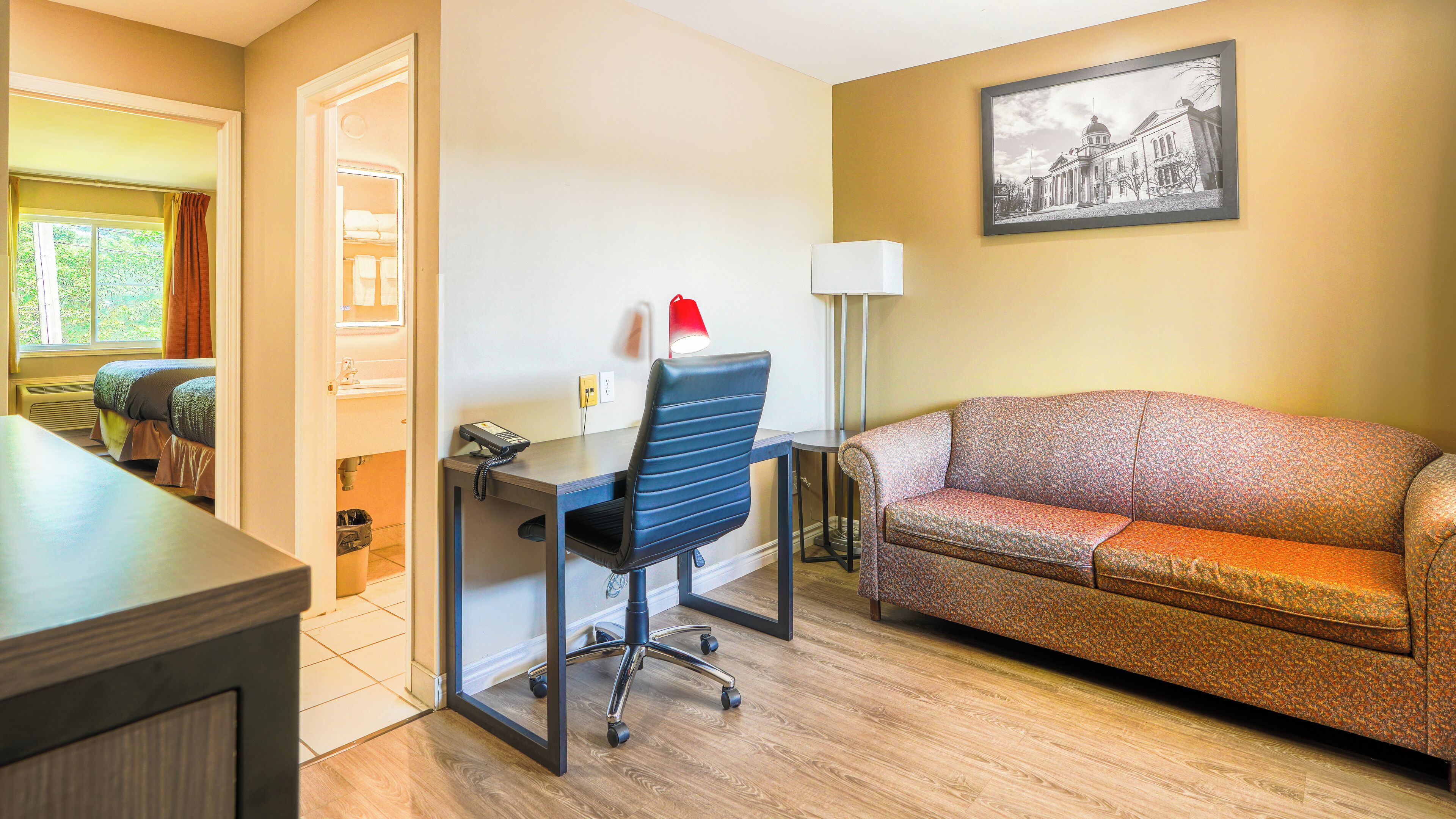 套房, 1 间卧室, 无烟房 (2 Queen Beds) | 办公桌、熨斗/熨衣板、免费 WiFi、床单