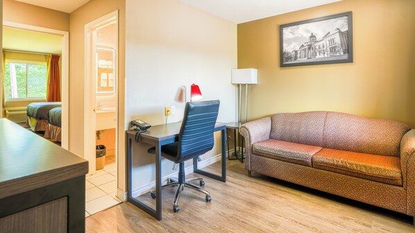 Suite, 1 Schlafzimmer, Nichtraucher (2 Queen Beds) | Schreibtisch, Bügeleisen/Bügelbrett, kostenloses WLAN, Bettwäsche