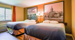 Quarto, 2 camas Queen, para não fumantes | Escrivaninha, ferros/tÔbuas de passar roupa, Wi-Fi de cortesia