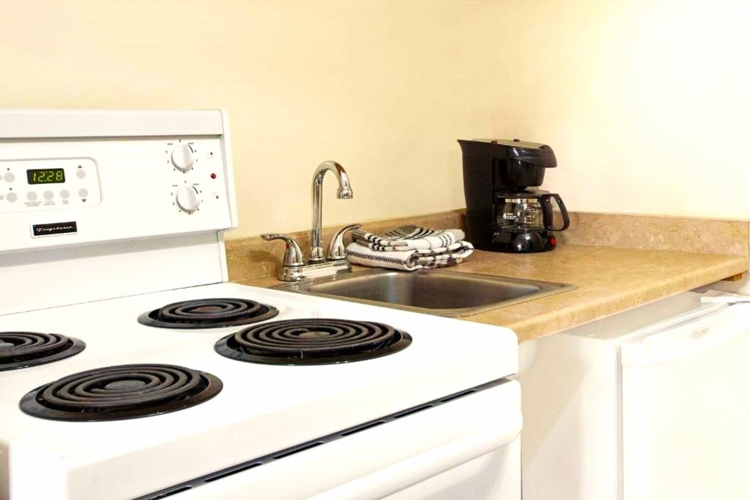 Photo - Super 8 by Wyndham Kingston