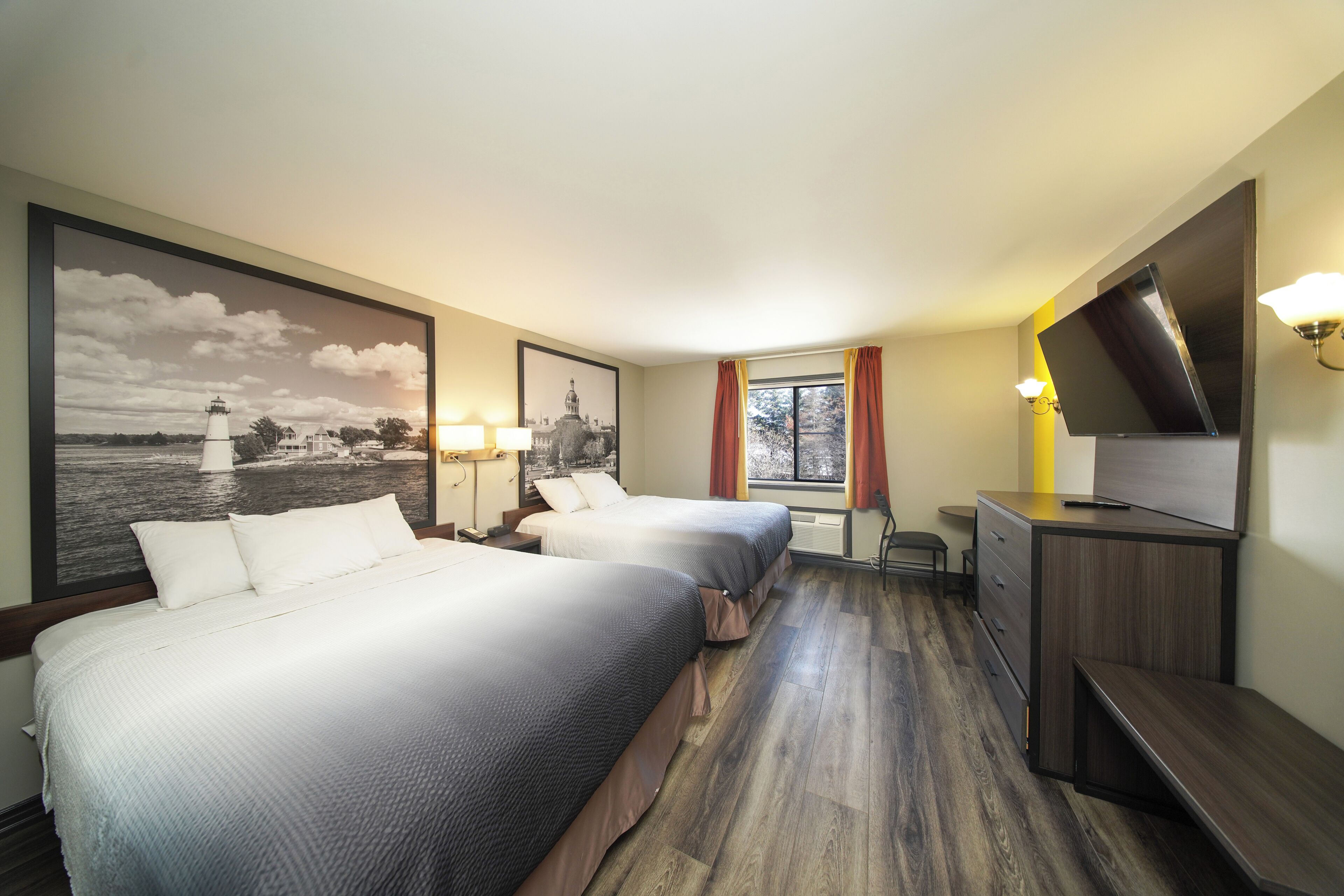 Suite, 1 kamar tidur, Bebas Asap Rokok (2 Queen Beds) | Meja kerja, setrika/meja setrika, Wi-Fi gratis, dan jam alarm