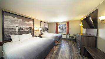 Suite, 1 kamar tidur, Bebas Asap Rokok (2 Queen Beds) | Meja kerja, setrika/meja setrika, Wi-Fi gratis, dan jam alarm