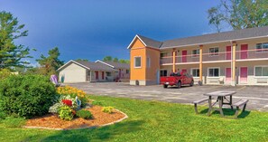 Exterior - Super 8 by Wyndham Kingston (Kingston)