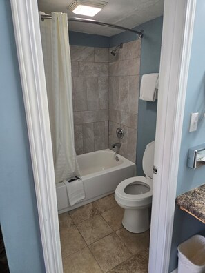 Standard Single Room, 1 King Bed | Bathroom | Combined shower/bathtub, free toiletries, towels