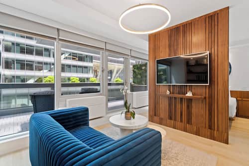 Executive suite, 1 kingsize bed, uitzicht op de stad (SKYLINE STUDIO SUITE) | Woonruimte | Flatscreentelevisie en een iPod-dock