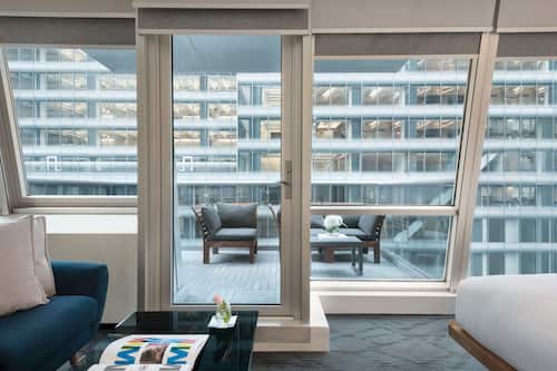 Luxe beddengoed, een minibar, een kluis op de kamer