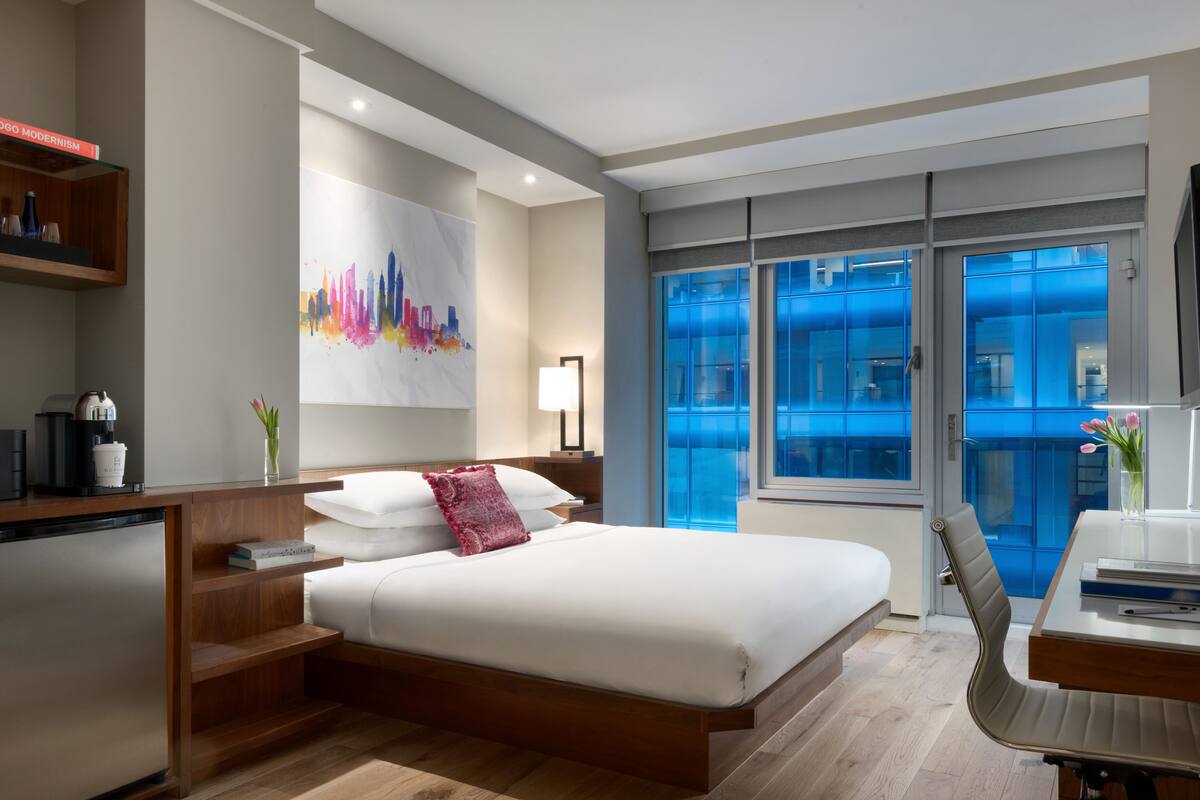 Deluxe Room, 1 King Bed (METRO KING ( French Balcony) | Premium bedding, minibar, in-room safe, desk