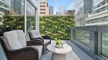 Suite ejecutiva, 1 cama King size, vista a la ciudad (SKYLINE STUDIO SUITE) | Terraza o patio