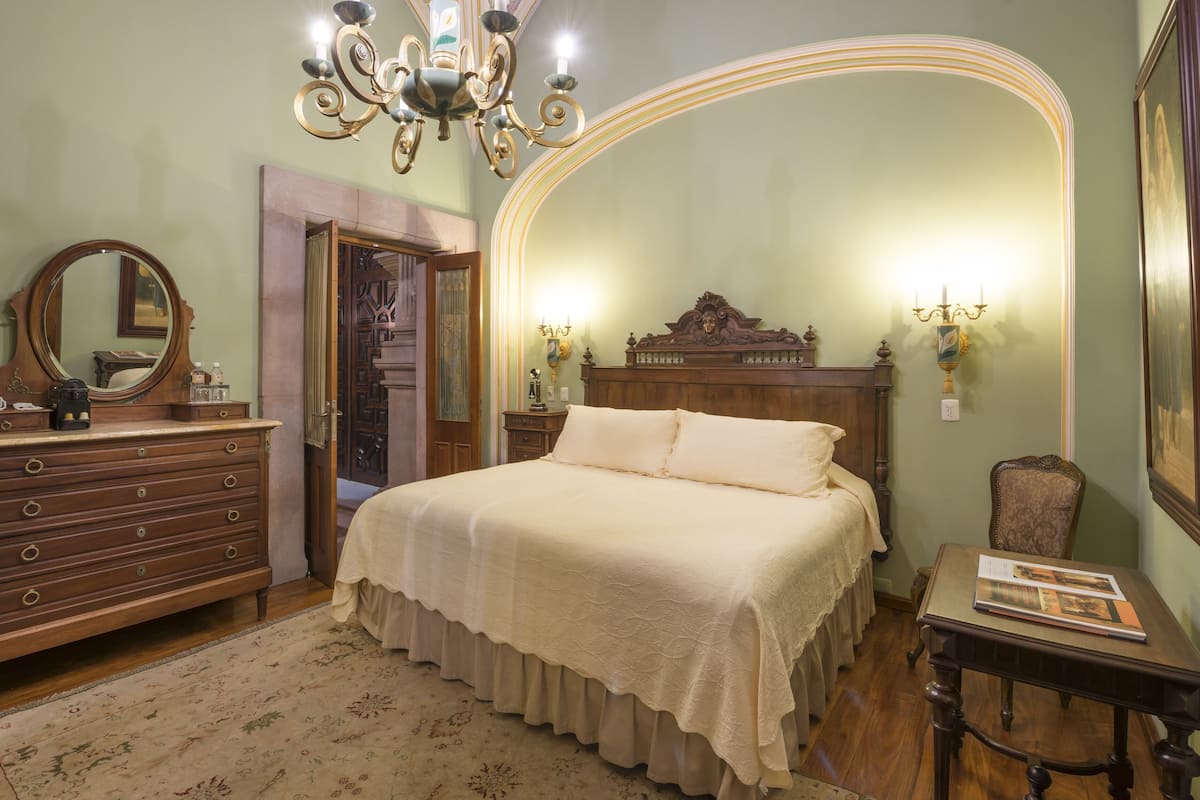 Master Suite | Luxe beddengoed, donzen dekbedden, een kluis op de kamer