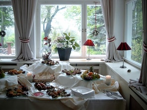 Daily buffet breakfast for a fee