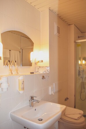 Comfort suite, 1 slaapkamer, gedeeltelijk uitzicht op zee | Badkamer | Gratis toiletartikelen, een haardroger, handdoeken