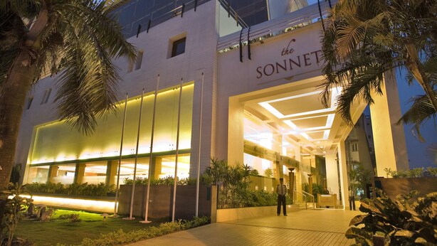 Un edificio moderno con un letrero que dice "the SONNET".