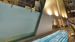 Un hotel moderno con un llamativo letrero 'SONET', una piscina y un diseño arquitectónico único.