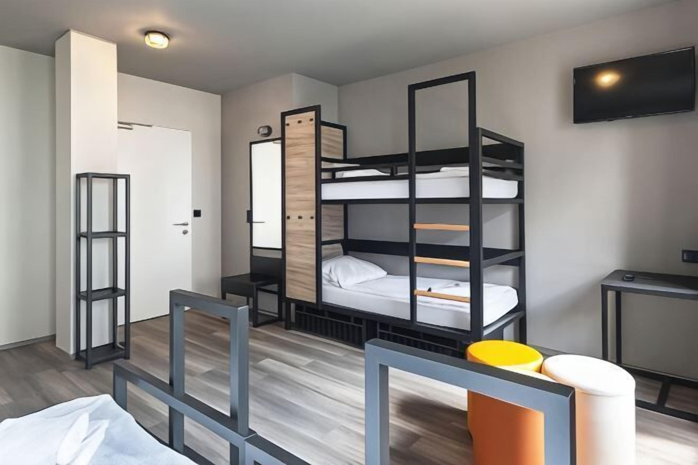 Cortinas blackout, tabla de planchar con plancha y wifi gratis 