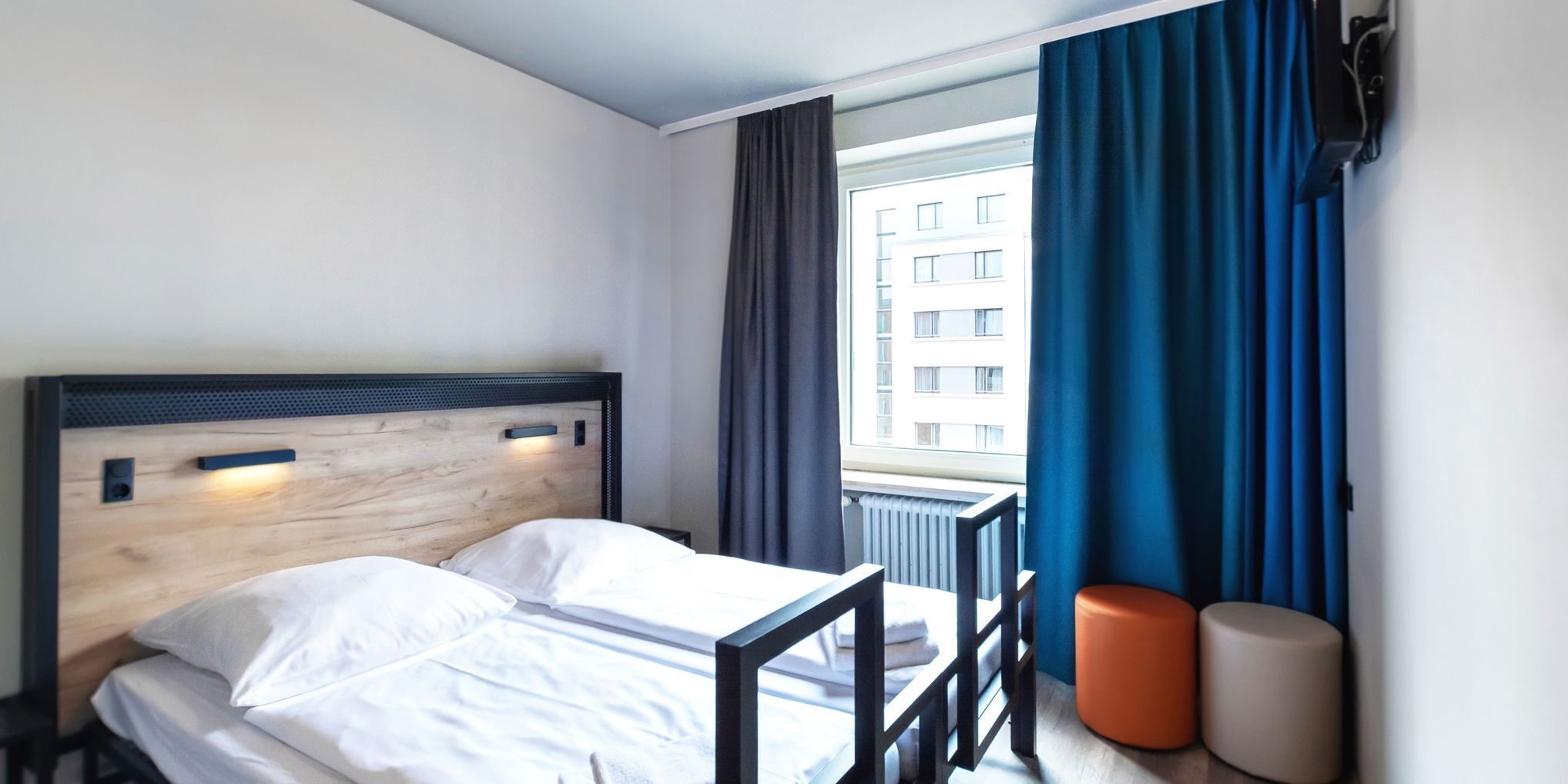 Cortinas blackout, tabla de planchar con plancha y wifi gratis 