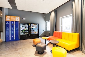 Lobby sitting area - a&o Nürnberg Hauptbahnhof - Hostel (Nuremberg)