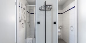 Dusche, umweltfreundliche Kosmetikartikel, Haartrockner, Seife