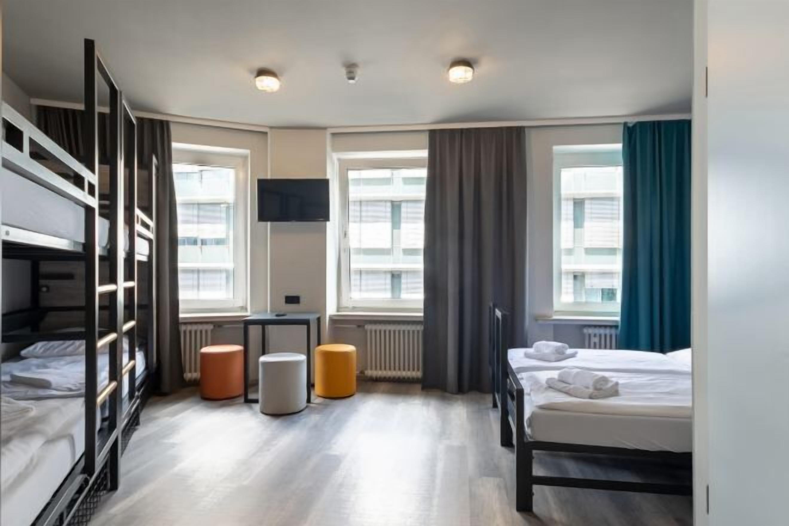 Cortinas blackout, tabla de planchar con plancha y wifi gratis 