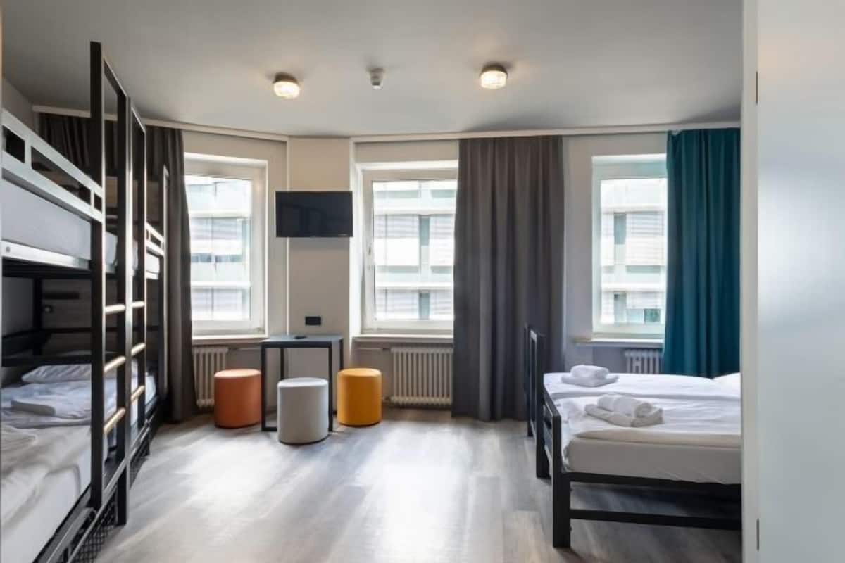 Cortinas blackout, tabla de planchar con plancha y wifi gratis