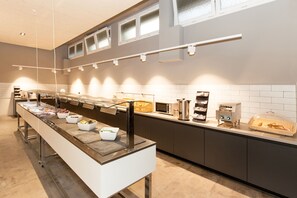 Buffet breakfast for a fee on weekends - a&o Nürnberg Hauptbahnhof - Hostel (Nuremberg)