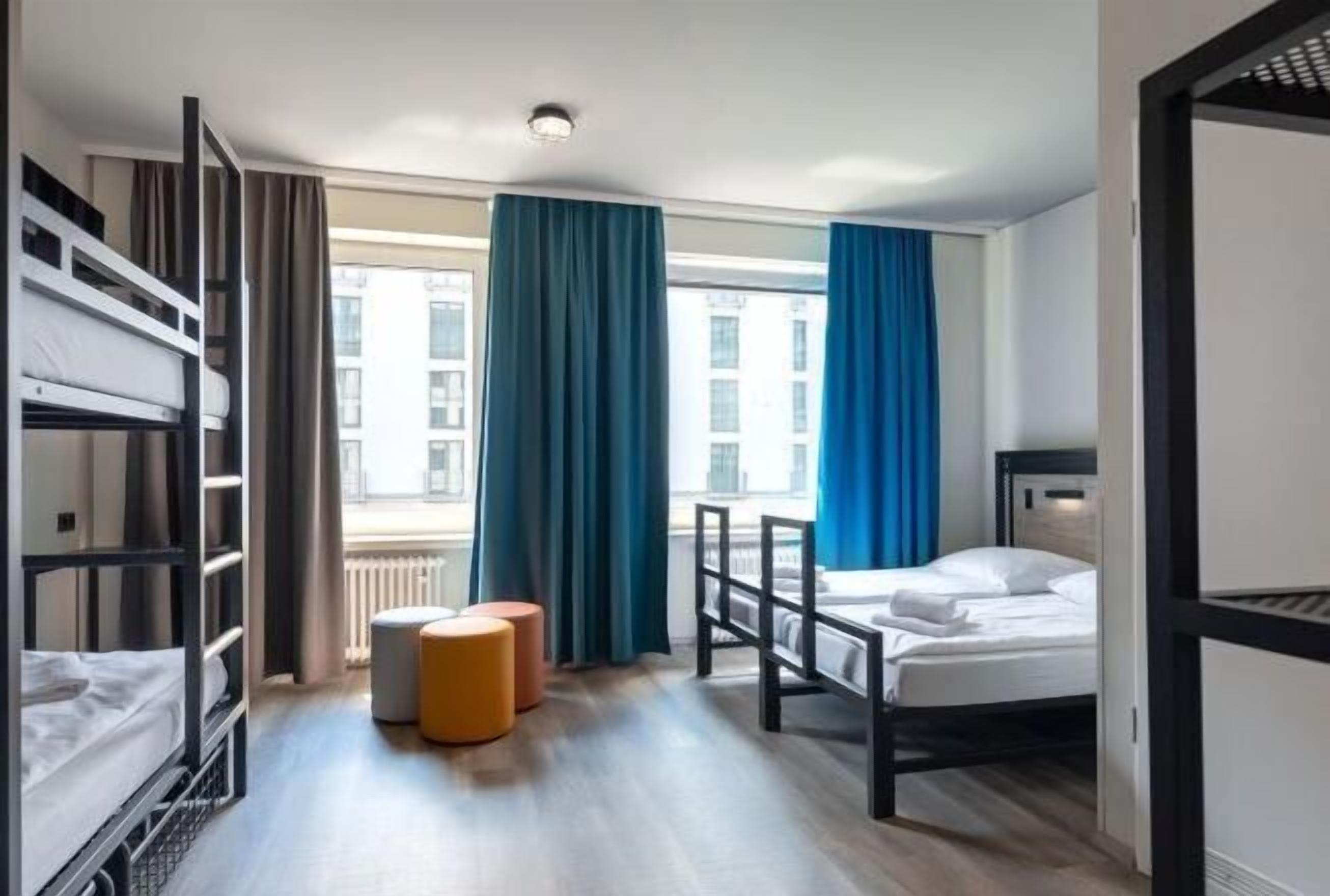 Cortinas blackout, tabla de planchar con plancha y wifi gratis 