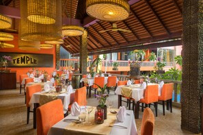 Mittagessen und Abendessen, Blick auf den Pool 