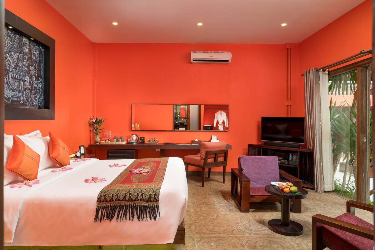 Premier Suite Pool Access | Premium bedding, down comforters, memory foam beds, minibar