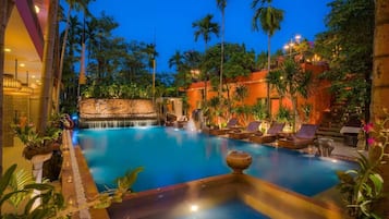 Kolam renang indoor dan kolam renang outdoor, dengan payung kolam renang