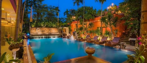 Kolam renang indoor dan kolam renang outdoor, dengan payung kolam renang