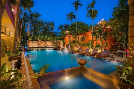 室内游泳池,室外游泳池,24 小时开放,池畔遮阳伞,日光浴躺椅