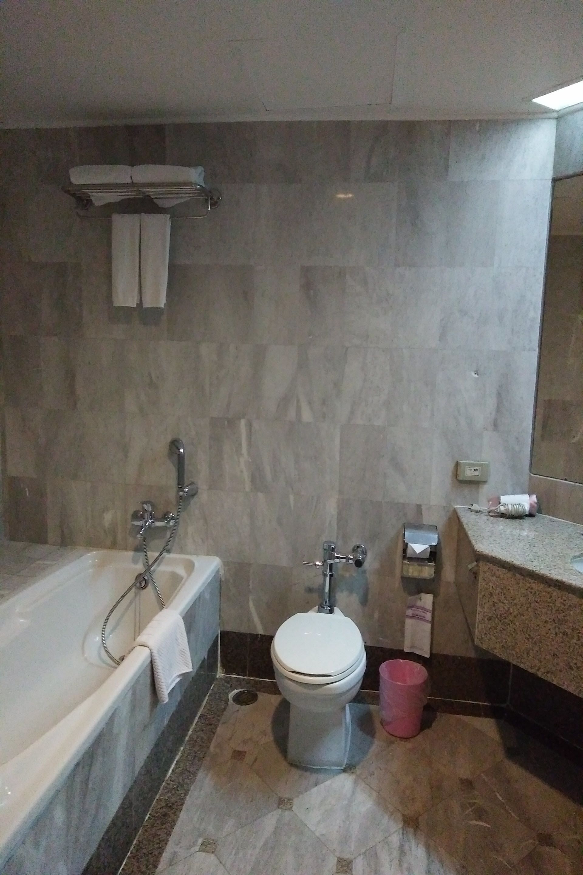 Un bagno con vasca, water e lavandino.