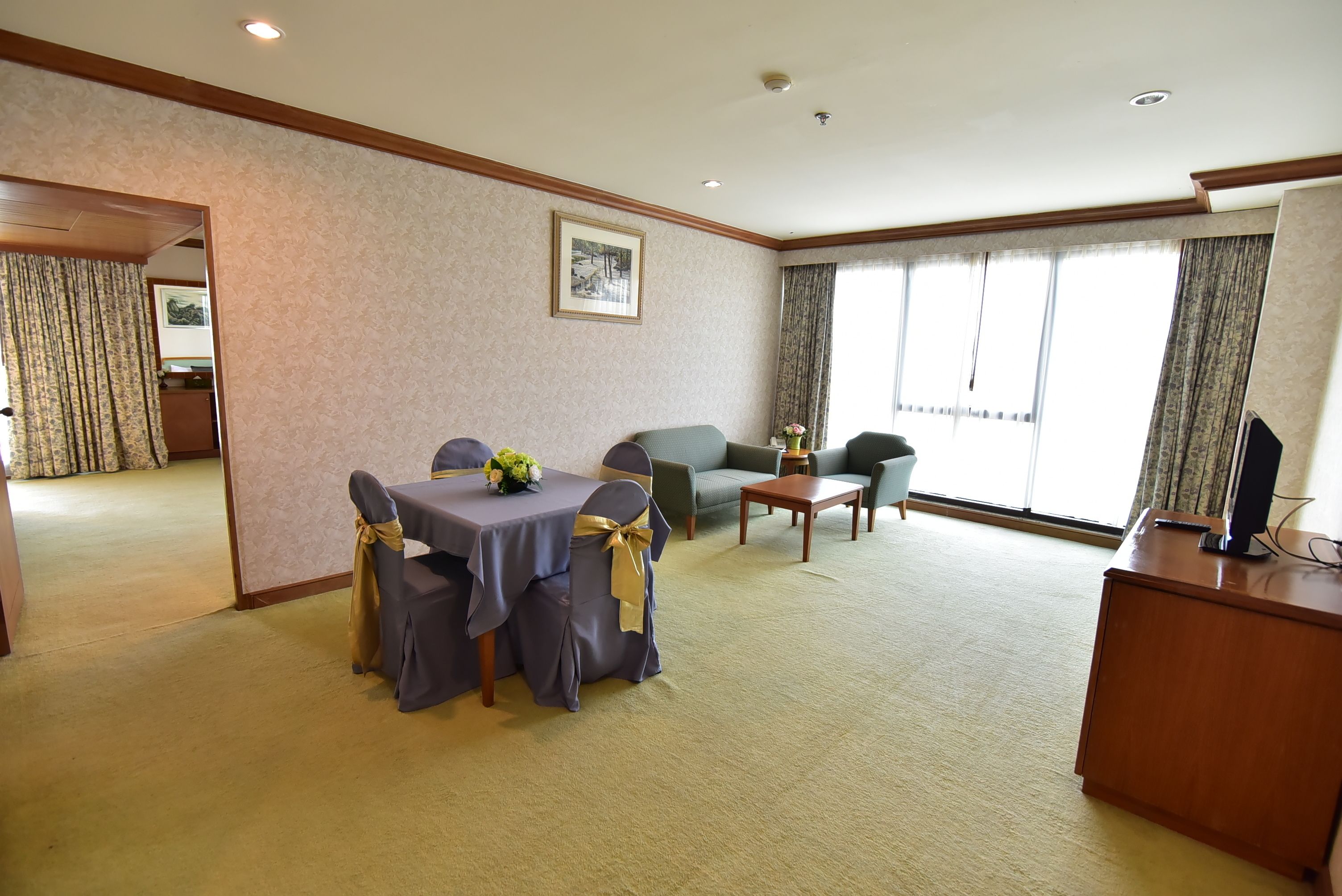 Minibar, caja de seguridad en la habitación y escritorio 