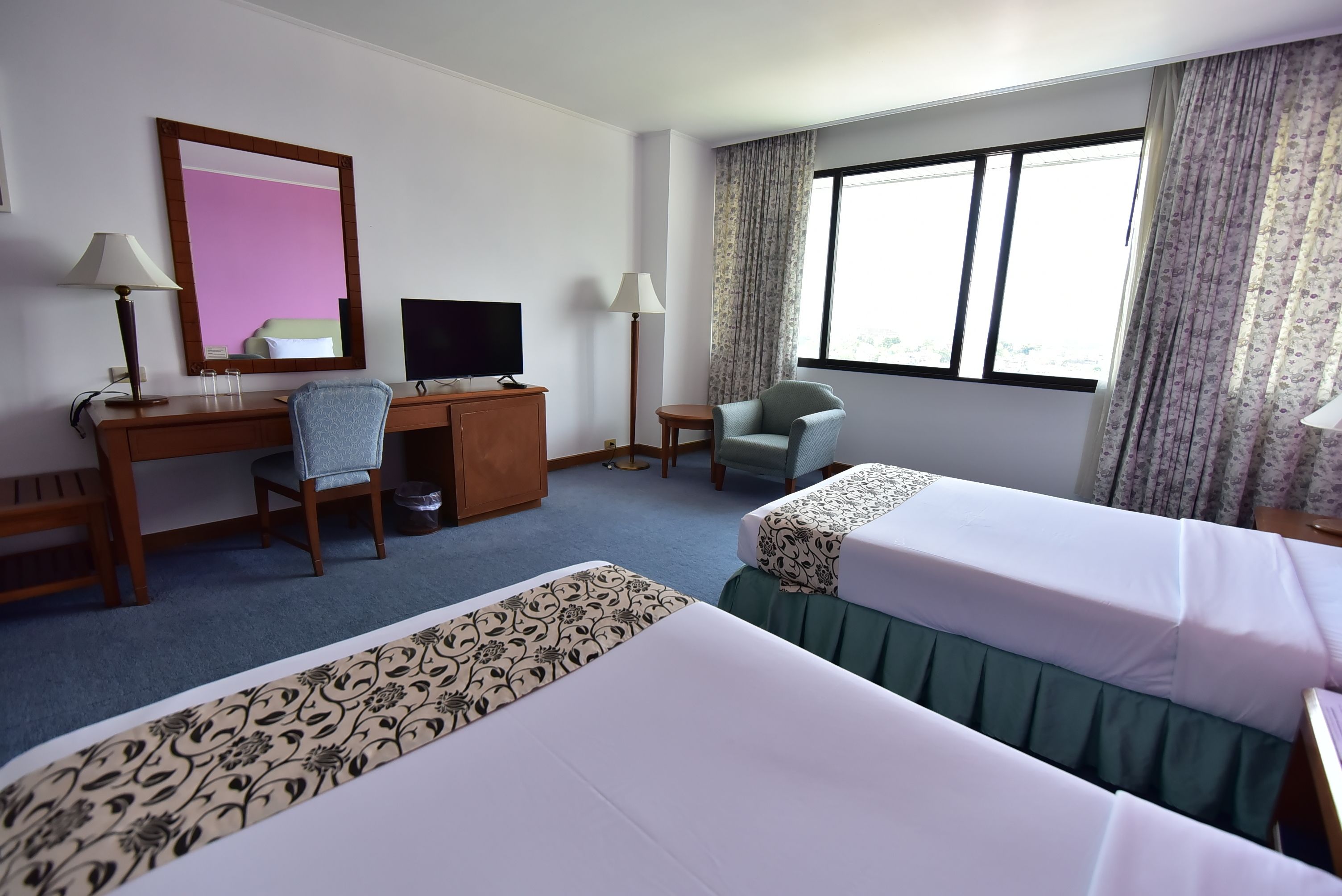 ميني بار وخزنة داخل الغرفة ومكتب وأسرّة قابلة للطي