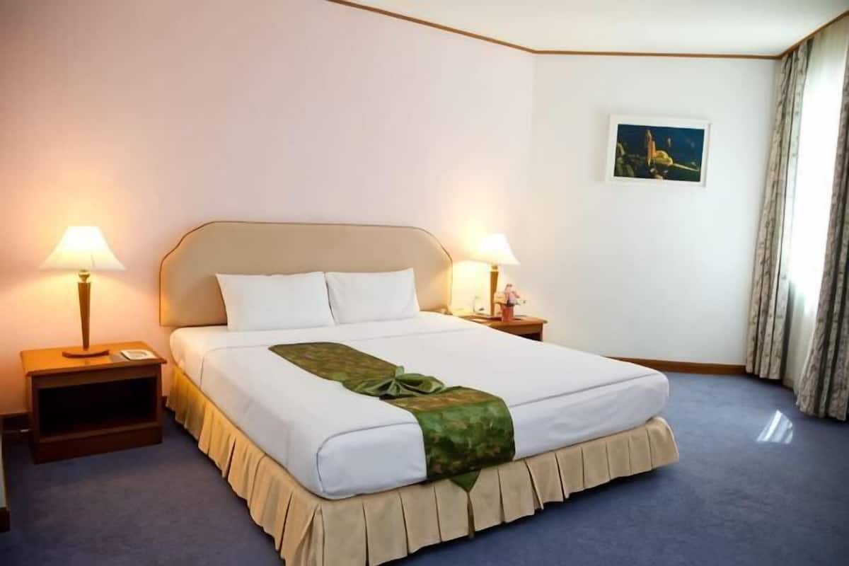 Minibar, in-room safe, desk, rollaway beds