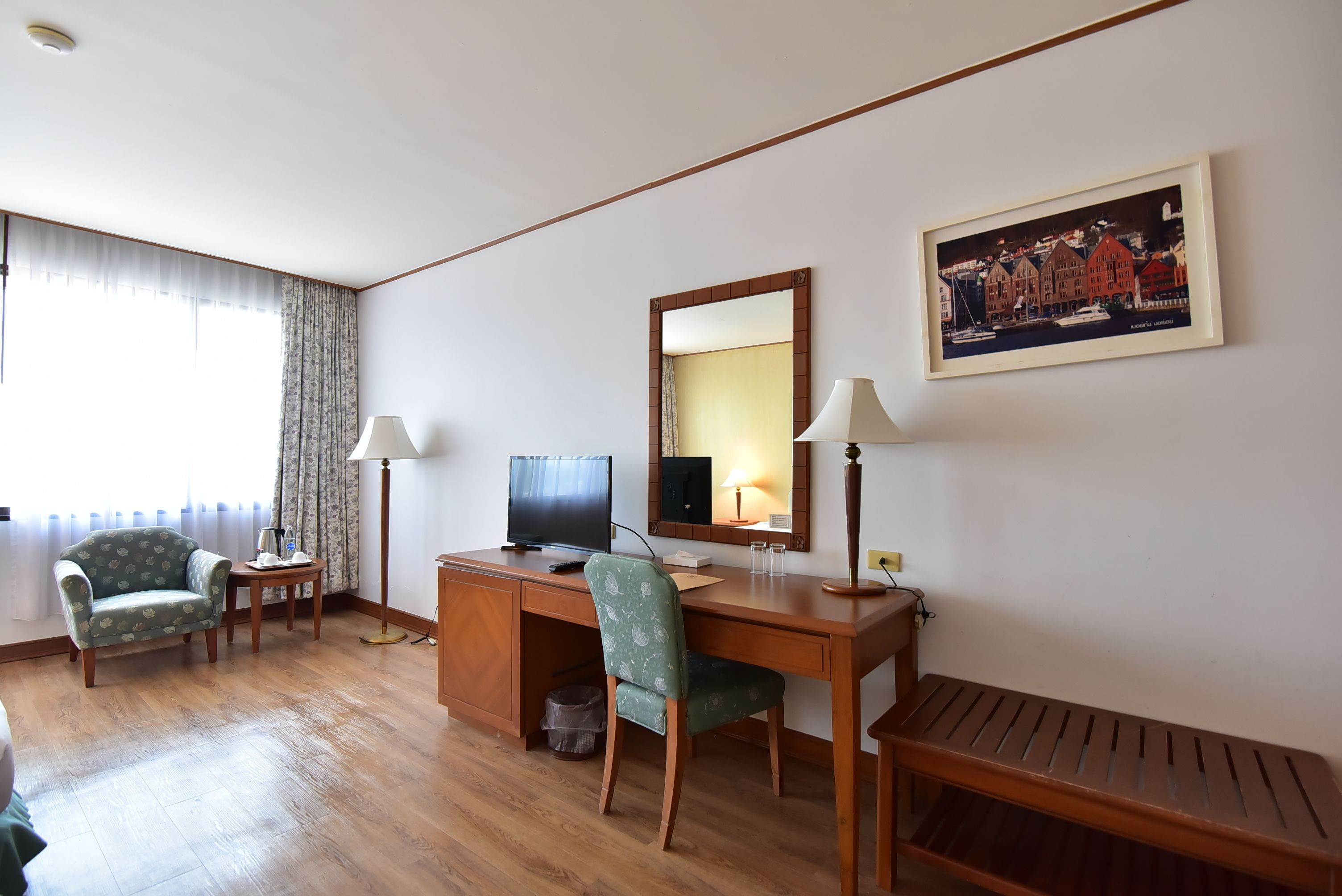 Minibar, caja de seguridad en la habitación y escritorio 